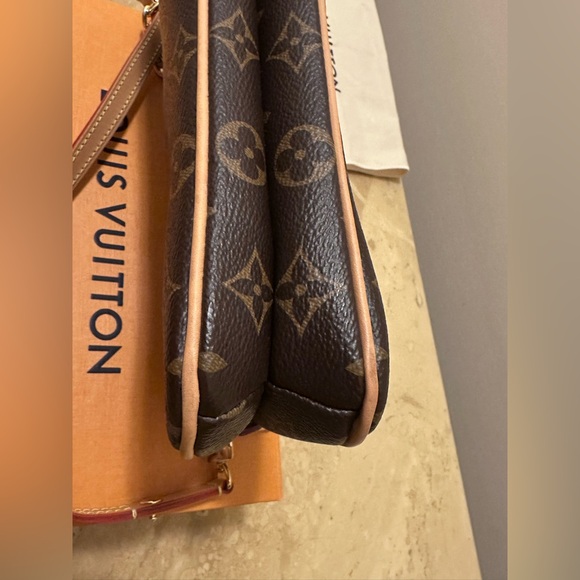 Louis Vuitton Pochette Liv - Picture 12 of 16